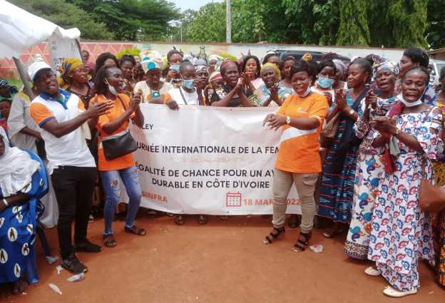 Côte d’Ivoire : JIF /Les productrices de cacao de Sinfra saluent l’accompagnement de l’ONG CARE