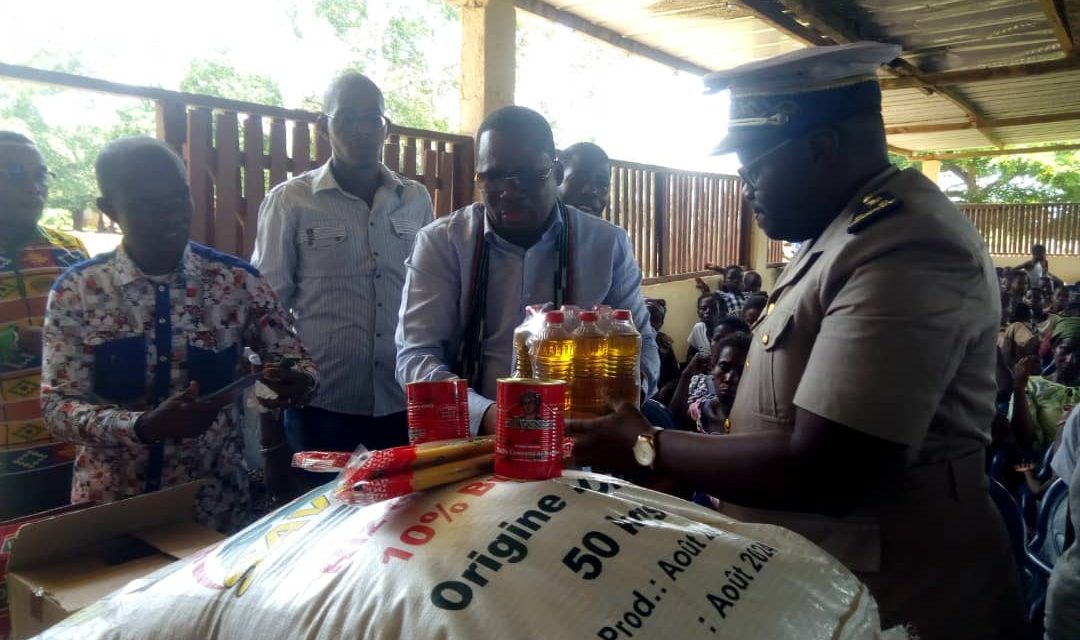 Promotion de l’hygiène alimentaire et la bonne alimentation dans les écoles rurales/La société OLAM offre des denrées alimentaires au groupe scolaire Agonda