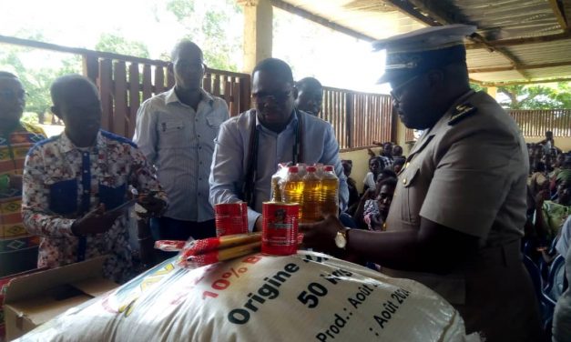 Promotion de l’hygiène alimentaire et la bonne alimentation dans les écoles rurales/La société OLAM offre des denrées alimentaires au groupe scolaire Agonda