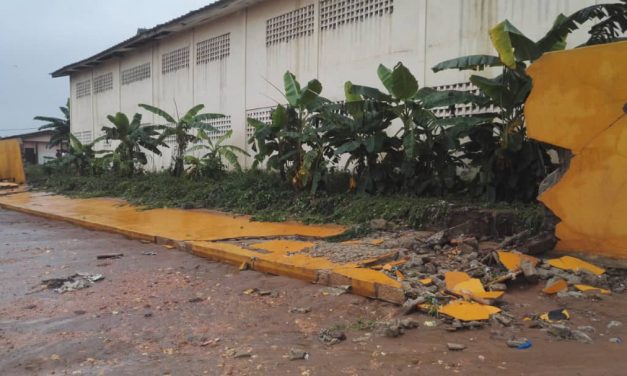 Pluies dilliviennes dans la commune d’Abobo/un pan du mur du Groupe Scolaire Plaque 2 Municipalité d’Abobo Désert s’écroule