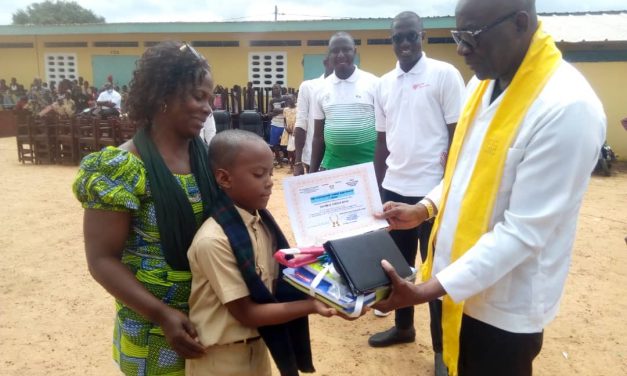 Toumodi-fête de l’excellence/Tidiane Kaba Diakite s’engage à faire la clôture de la grande école et d’y installer une salle multimédia