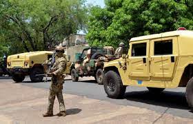 Mali: tirs et explosions à Kati, l’armée évoque une «attaque terroriste»