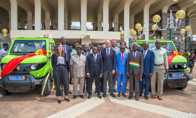 Solution de mobilité pour les agriculteurs de Côte d’Ivoire : L’Ambassadeur d’Allemagne remet deux véhicules électriques à la coopérative SOCOPROCY de Yamoussoukro