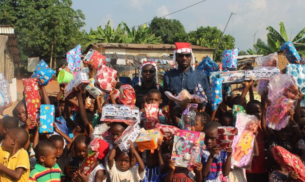 Arbre de Noël/Une association gâte les enfants de Gazolilie