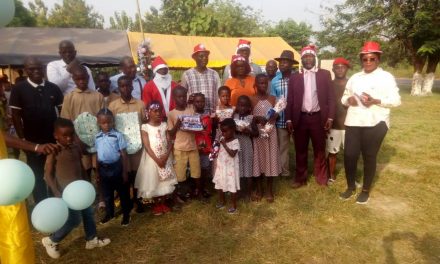 Toumodi-Arbre de Noel a Akouekouadiokro/Le parrain cadeaute les enfants du village et les exhorte au travail excellent
