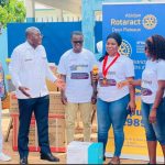 La présidente du Rotaract Club Abidjan 2 Plateaux fait un don de médicaments de première nécessité et d’équipement médical au centre de santé rural de Moronou