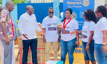 La présidente du Rotaract Club Abidjan 2 Plateaux fait un don de médicaments de première nécessité et d’équipement médical au centre de santé rural de Moronou