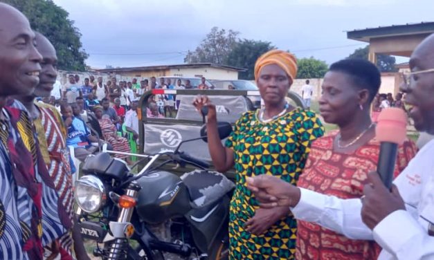 Ahoussou Jeannot fait don d’un tricycle aux femmes de Mougnan