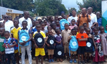 La Fondation d’Augustin offre 850 kits scolaires à Toumodi et une table d’accouchement à Abli
