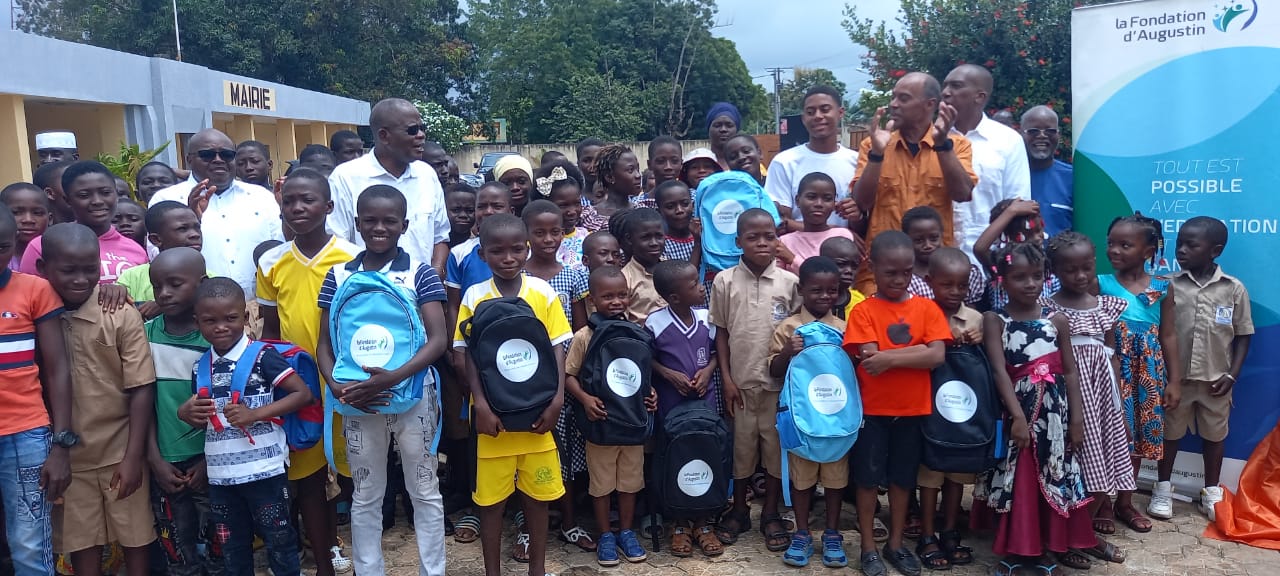 La Fondation d’Augustin offre 850 kits scolaires à Toumodi et une table d’accouchement à Abli