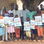 Kokumbo-Don de kits scolaires/La jeunesse communale et El Pazo Production soulagent les orphelins