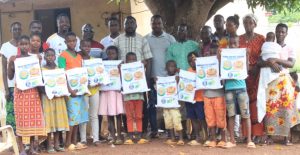 Kokumbo-Don de kits scolaires/La jeunesse communale et El Pazo Production soulagent les orphelins