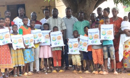 Kokumbo-Don de kits scolaires/La jeunesse communale et El Pazo Production soulagent les orphelins