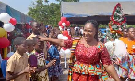 Arbre de Noel/Le maire de Djekanou Ibrahim Diallo comble les enfants.
