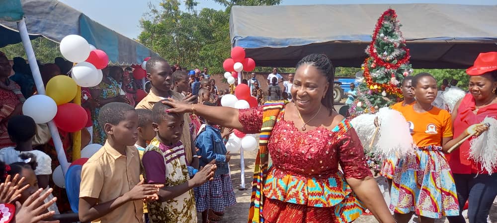 Arbre de Noel/Le maire de Djekanou Ibrahim Diallo comble les enfants.