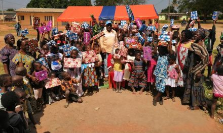 Tiébissou/Le maire Brou N’Gauran Vincent cadeaute plusieurs enfants