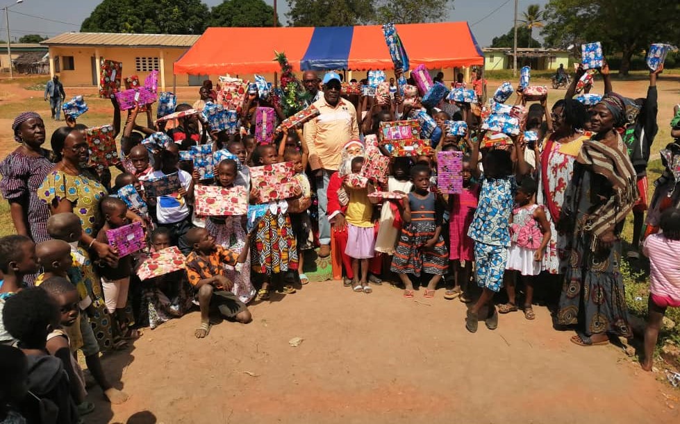 Tiébissou/Le maire Brou N’Gauran Vincent cadeaute plusieurs enfants