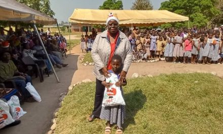 Arbre de Noel à l’Epp Victor Kouamé d’Abê (Tiebissou)/ La marraine Colombe Kouamé N’Dakpri et la grande famille M’Mobrou contentent les enfants.