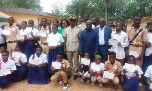 Alépé Rentrée scolaire Les meilleurs élèves du lycée moderne reçoivent des diplômes d’honneur.