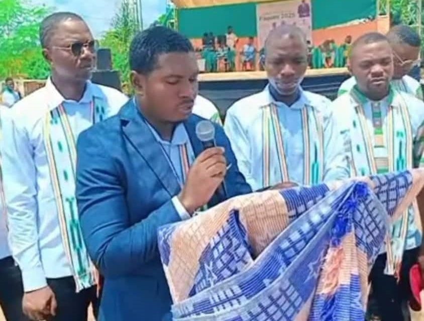 Interview: Un jeune cadre présente sa structure et parle aux cadres du village.