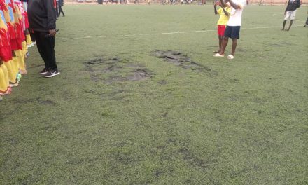 Lucarne : la pelouse du complexe sportif d’Abobo en état de dégradation avancée