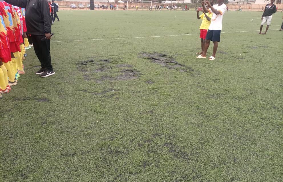 Lucarne : la pelouse du complexe sportif d’Abobo en état de dégradation avancée